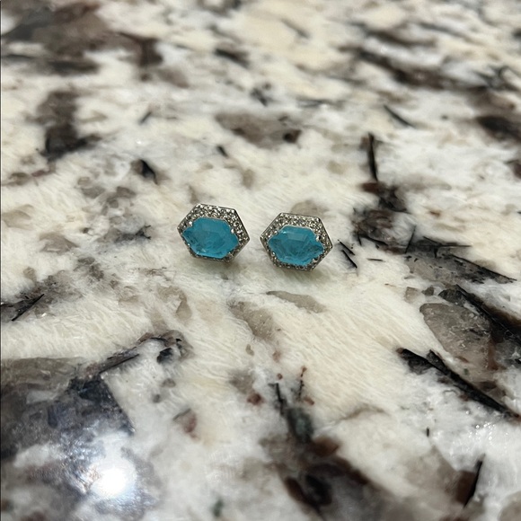 Beautiful Array of Earrings - Picture 8 of 8